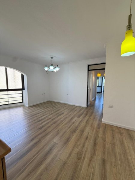 Tirane, shitet apartament 2+1+Ballkon Kati 5, 81 m² 165.000 € (Ish Fusha e Aviacionit)