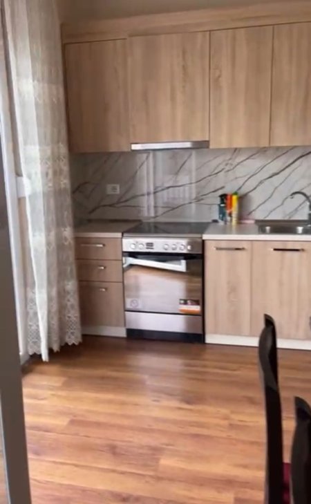 Tirane, jepet me qera apartament 2+1+Ballkon Kati 3, 94 m² 500 € (RRUGA 5 MAJI)