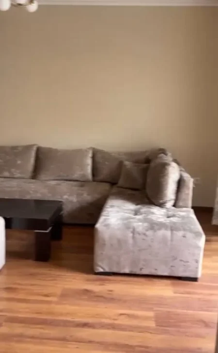 Tirane, jepet me qera apartament 2+1+Ballkon Kati 3, 94 m² 500 € (RRUGA 5 MAJI)