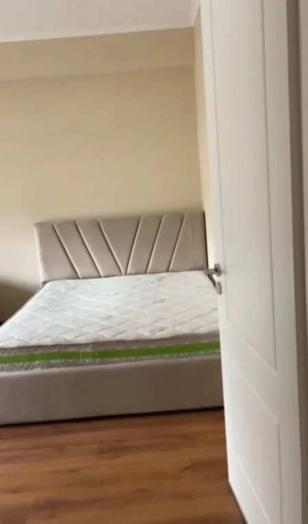 Tirane, jepet me qera apartament 2+1+Ballkon Kati 3, 94 m² 500 € (RRUGA 5 MAJI)