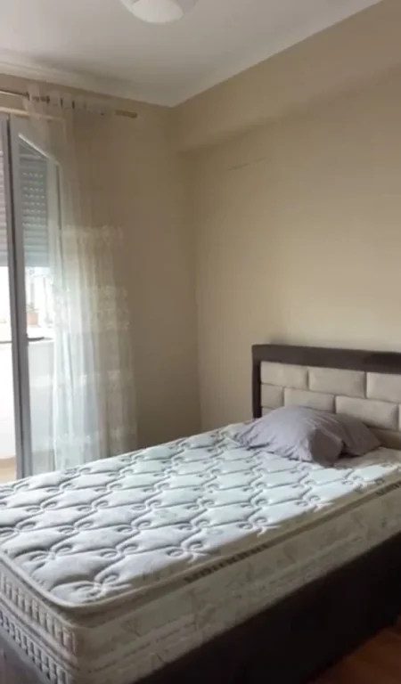 Tirane, jepet me qera apartament 2+1+Ballkon Kati 3, 94 m² 500 € (RRUGA 5 MAJI)