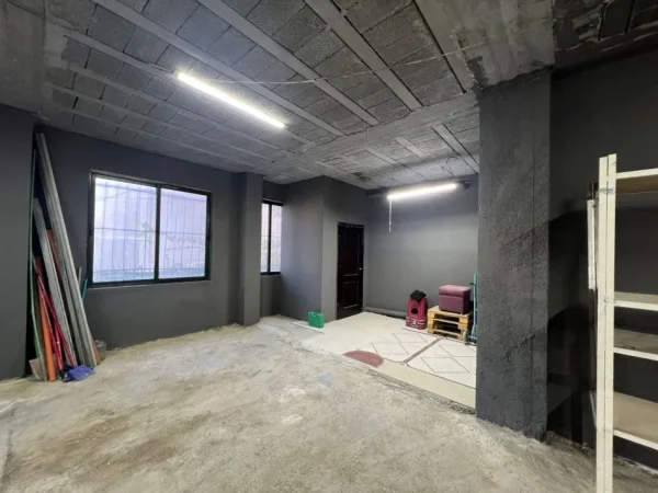 (Jepet me Qira Magazinë me Sipërfaqe 120 m², e pozicionuar në një nga rrugët Kryesore të Zonës së Laprakës ,Kati 0, 120 m² 900 €uro