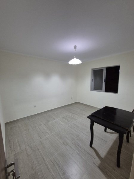 Tirane, jepet me qera apartament 1+1+Ballkon Kati 4, 60 m² 400 € (ALI DEMI)