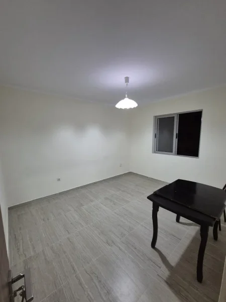 Tirane, jepet me qera apartament 1+1+Ballkon Kati 4, 60 m² 400 € (ALI DEMI)