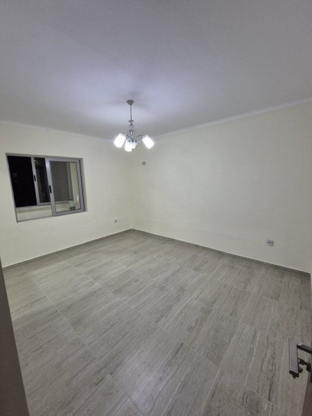 Tirane, jepet me qera apartament 1+1+Ballkon Kati 4, 60 m² 400 € (ALI DEMI)