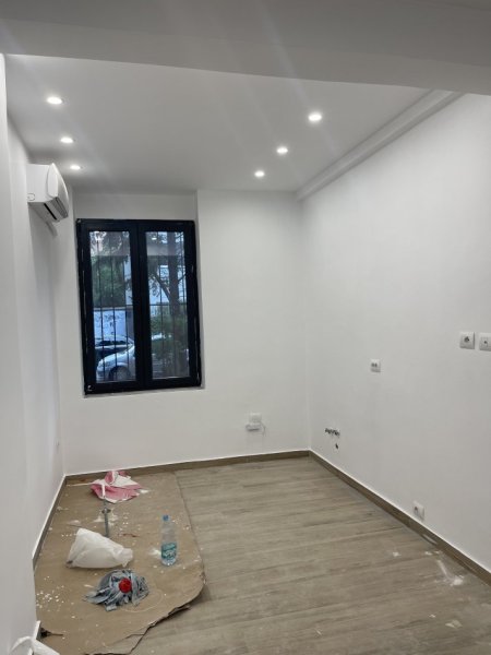 Tirane, jepet me qera zyre Kati 0, 50 m² 700 € 