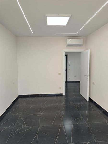 Tirane, jepet me qera zyre Kati 6, 71 m² 550 € (Rruga Mine Peza)
