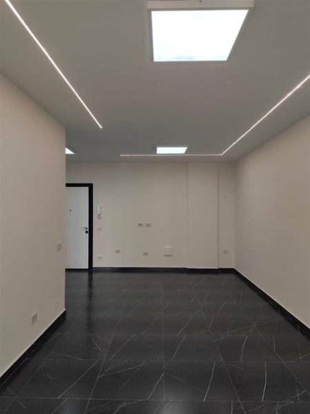 Tirane, jepet me qera zyre Kati 6, 71 m² 550 € (Rruga Mine Peza)