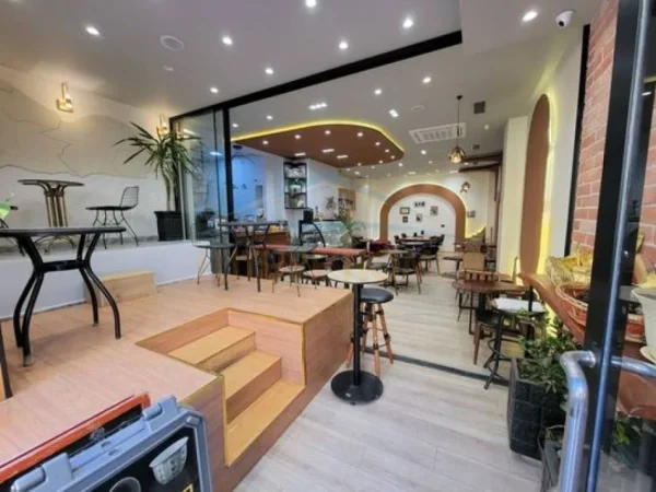 Tirane, shitet ambjent biznesi Kati 0, 84 m² 450.000 € 