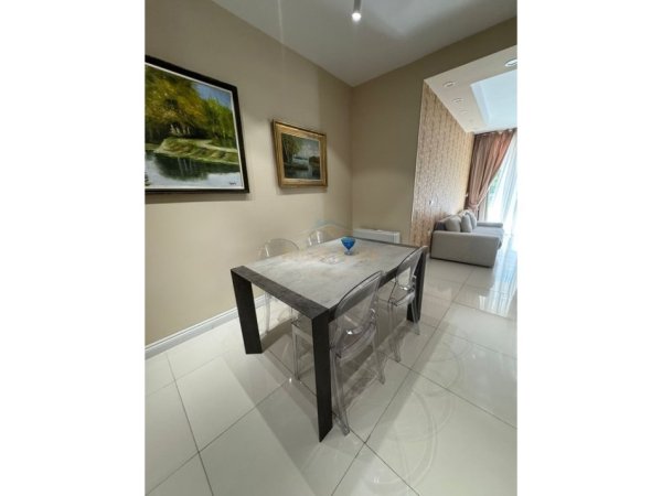 Tirane, shitet apartament 4+1 Kati 1, 192 m² (Bllok, pranë Rainbow.)