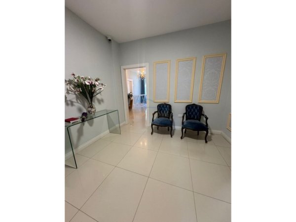 Tirane, shitet apartament 4+1 Kati 1, 192 m² (Bllok, pranë Rainbow.)