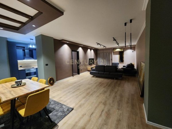 Tirane, jepet me qera apartament 3+1+Aneks+Ballkon Kati 4, 156 m² 1.250 € (Tek Kryqezimi i 21 Dhjetorit)