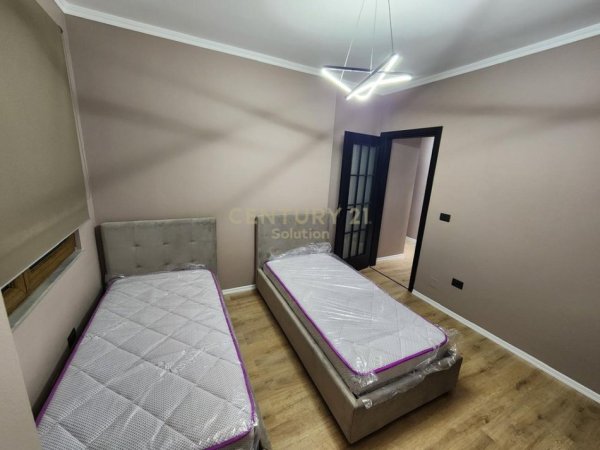 Tirane, jepet me qera apartament 3+1+Aneks+Ballkon Kati 4, 156 m² 1.250 € (Tek Kryqezimi i 21 Dhjetorit)