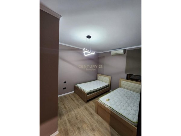 Tirane, jepet me qera apartament 3+1+Aneks+Ballkon Kati 4, 156 m² 1.250 € (Tek Kryqezimi i 21 Dhjetorit)