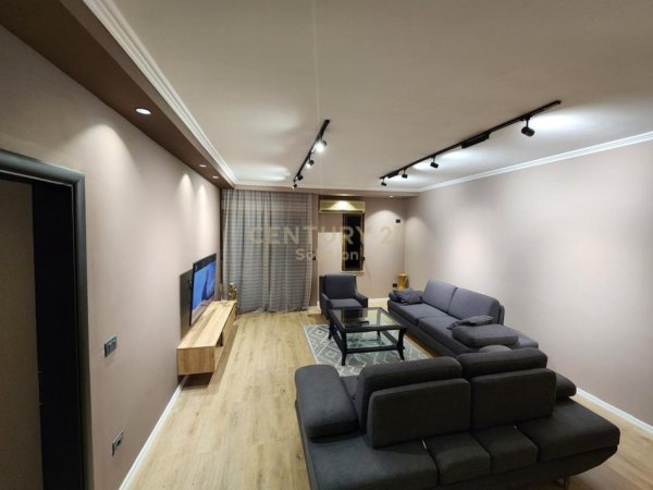 Tirane, jepet me qera apartament 3+1+Aneks+Ballkon Kati 4, 156 m² 1.250 € (Tek Kryqezimi i 21 Dhjetorit)