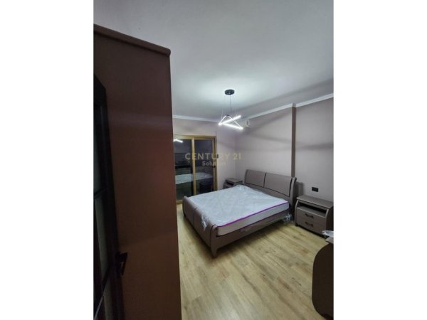Tirane, jepet me qera apartament 3+1+Aneks+Ballkon Kati 4, 156 m² 1.250 € (Tek Kryqezimi i 21 Dhjetorit)