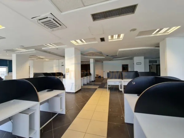 Tirane, shitet ambjent biznesi Kati 2, 419 m² 900.000 € (Bulevardi Zhan D'ark)