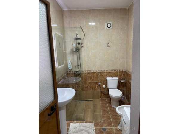 Tirane, jepet me qera apartament 2+1 Kati 7, 90 m² 700 € (Komuna e Parisit)