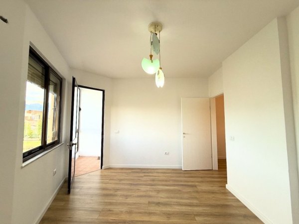 Tirane, shitet apartament 2+1+Ballkon Kati 5, 73 m² 165.000 € (Ish Fusha e Aviacionit)
