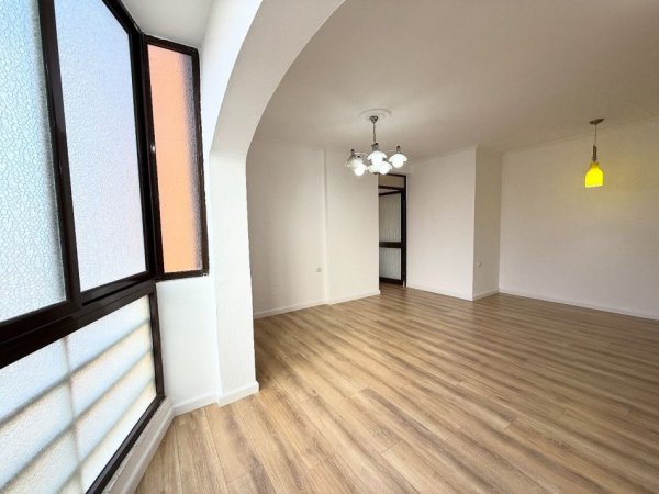 Tirane, shitet apartament 2+1+Ballkon Kati 5, 73 m² 165.000 € (Ish Fusha e Aviacionit)