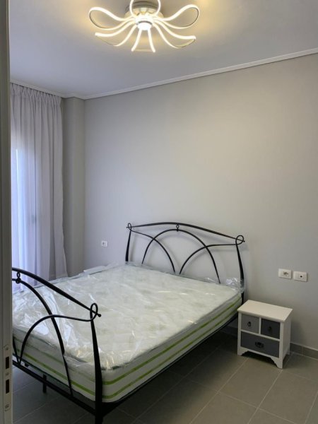 Tirane, jepet me qera apartament 2+1+Ballkon Kati 3, 85 m² 600 € (Liqeni i thate , ne fund te rruges Peti)