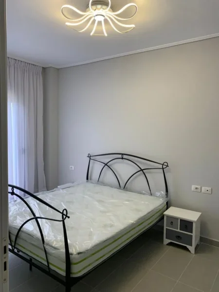 Tirane, jepet me qera apartament 2+1+Ballkon Kati 3, 85 m² 600 € (Liqeni i thate , ne fund te rruges Peti)