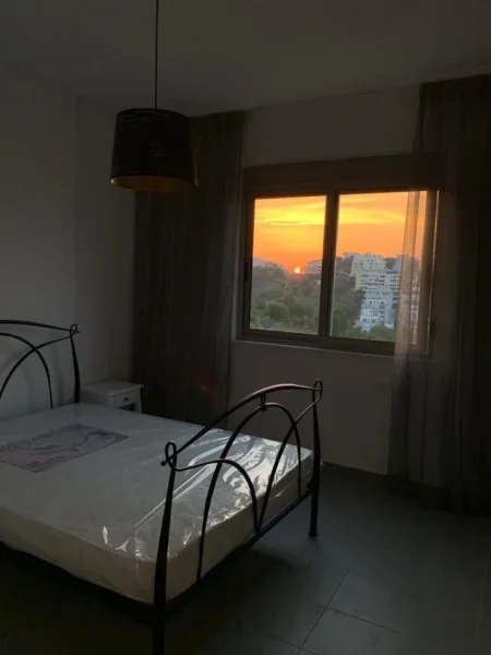 Tirane, jepet me qera apartament 2+1+Ballkon Kati 3, 85 m² 600 € (Liqeni i thate , ne fund te rruges Peti)