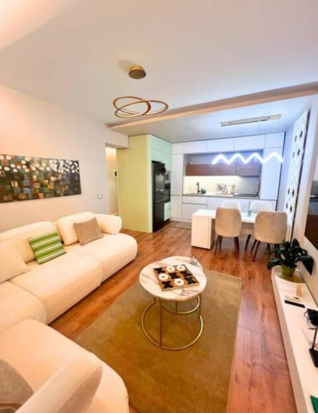 Tirane, jepet me qera apartament 1+1 Kati 2, 71 m² 1.100 € (Prane Gardes)
