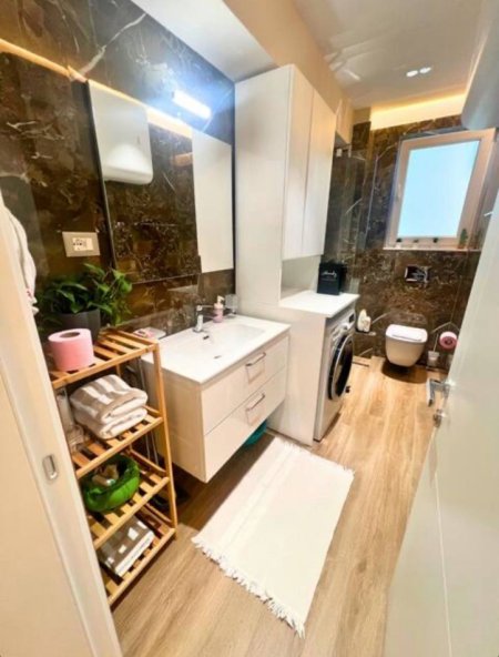 Tirane, jepet me qera apartament 1+1 Kati 2, 71 m² 1.100 € (Prane Gardes)