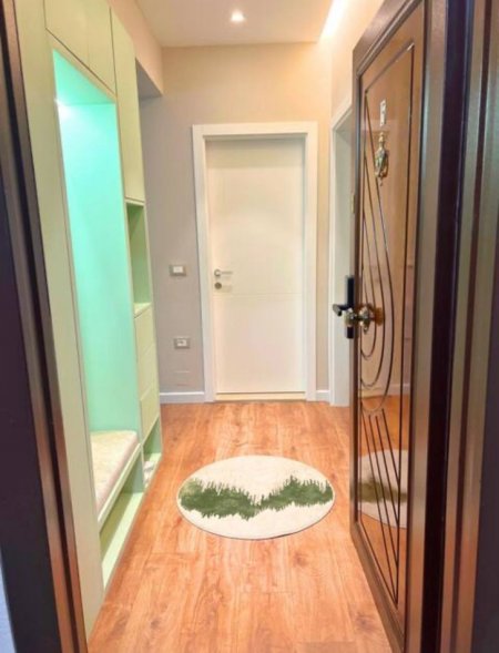 Tirane, jepet me qera apartament 1+1 Kati 2, 71 m² 1.100 € (Prane Gardes)