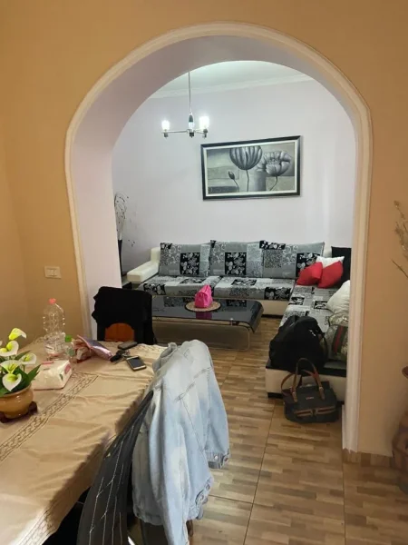 Tirane, jepet me qera apartament 1+1+Ballkon Kati 5, 65 m² 600 € (Bllok ,pallatet agimi)