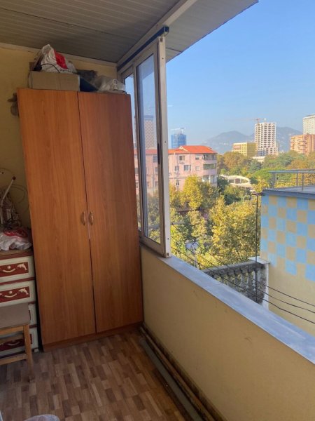 Tirane, jepet me qera apartament 1+1+Ballkon Kati 5, 65 m² 600 € (Bllok ,pallatet agimi)