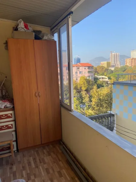 Tirane, jepet me qera apartament 1+1+Ballkon Kati 5, 65 m² 600 € (Bllok ,pallatet agimi)