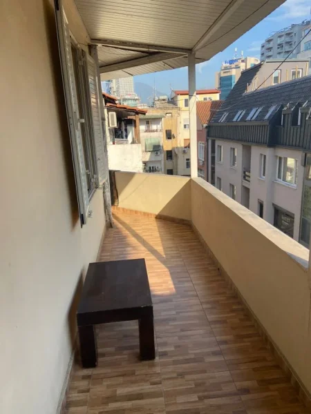 Tirane, jepet me qera apartament 1+1+Ballkon Kati 5, 65 m² 600 € (Bllok ,pallatet agimi)