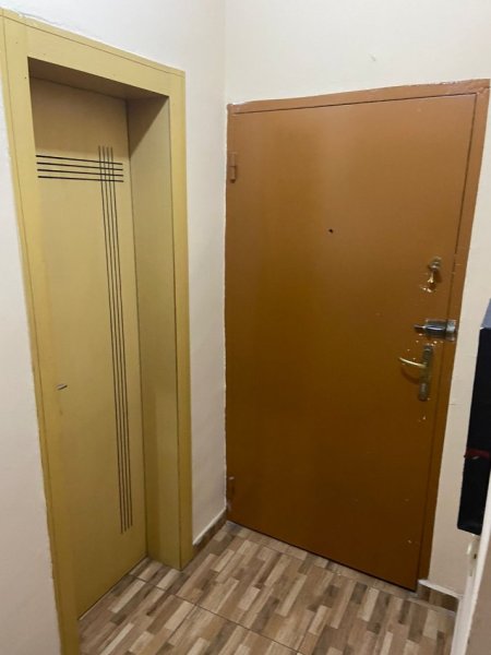 Tirane, jepet me qera apartament 1+1+Ballkon Kati 5, 65 m² 600 € (Bllok ,pallatet agimi)