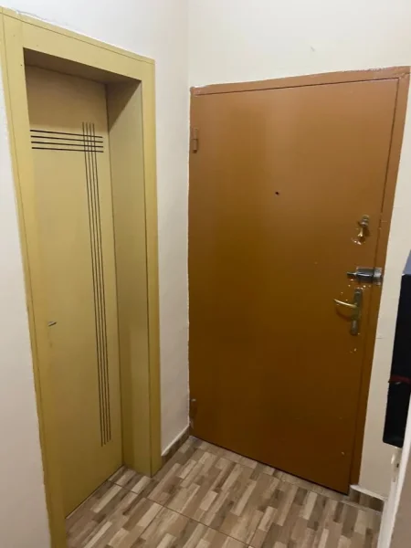 Tirane, jepet me qera apartament 1+1+Ballkon Kati 5, 65 m² 600 € (Bllok ,pallatet agimi)