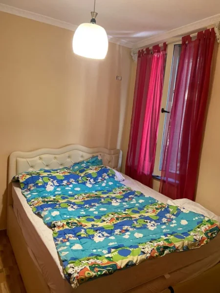 Tirane, jepet me qera apartament 1+1+Ballkon Kati 5, 65 m² 600 € (Bllok ,pallatet agimi)