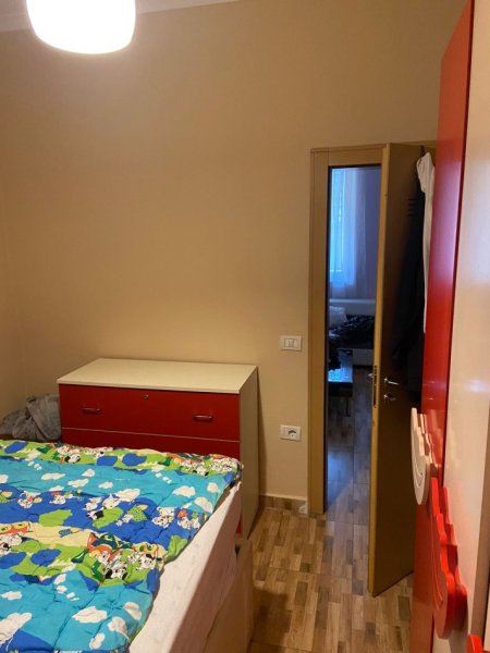 Tirane, jepet me qera apartament 1+1+Ballkon Kati 5, 65 m² 600 € (Bllok ,pallatet agimi)
