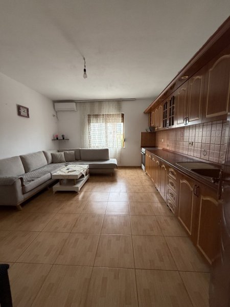 Tirane, jepet me qera apartament 2+1+Ballkon Kati 2, 350 € 
