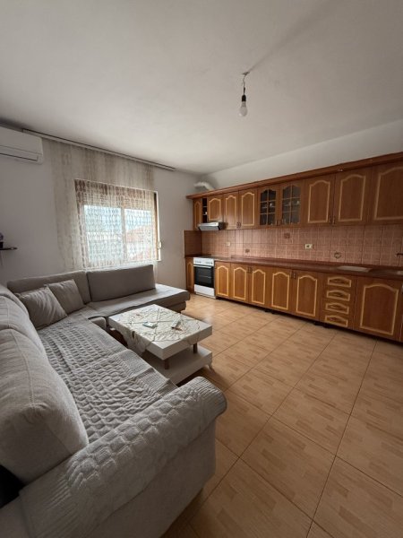 Tirane, jepet me qera apartament 2+1+Ballkon Kati 2, 350 € 