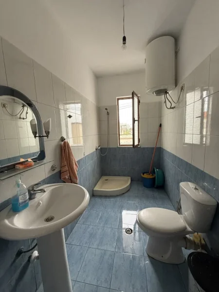 Tirane, jepet me qera apartament 2+1+Ballkon Kati 2, 350 € 