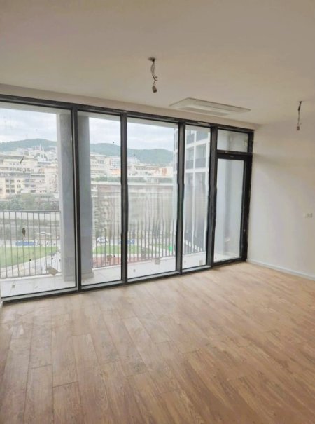 Tirane, jepet me qera zyre Kati 5, 115 m² 1.900 € (LAKE VIEW)