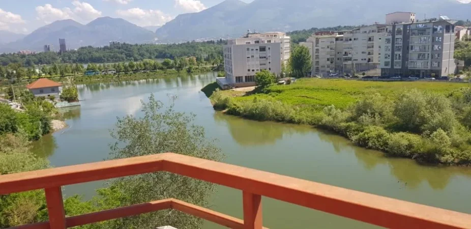 Tirane, jepet me qera apartament 4+1+Aneks+Ballkon , 210 m² 1.200 € 