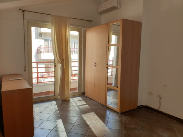 Tirane, jepet me qera apartament 4+1+Aneks+Ballkon , 210 m² 1.200 € 