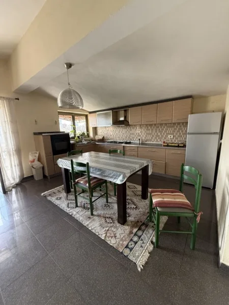 Tirane, jepet me qera apartament 2+1+Ballkon , 98 m² 450 € 