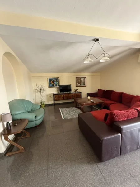 Tirane, jepet me qera apartament 2+1+Ballkon , 98 m² 450 € 