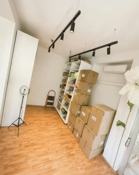 Tirane, jepet me qera zyre Kati 3, 70 m² 800 € (VENDODHJA :RRUGA VASO PASHA, BLLOK)