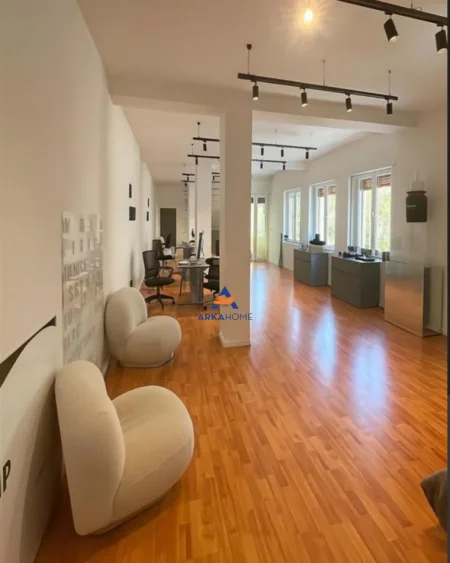 Tirane, jepet me qera zyre Kati 3, 70 m² 800 € (VENDODHJA :RRUGA VASO PASHA, BLLOK)