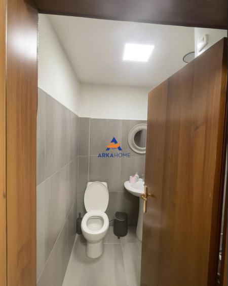 Tirane, jepet me qera zyre Kati 3, 70 m² 800 € (VENDODHJA :RRUGA VASO PASHA, BLLOK)