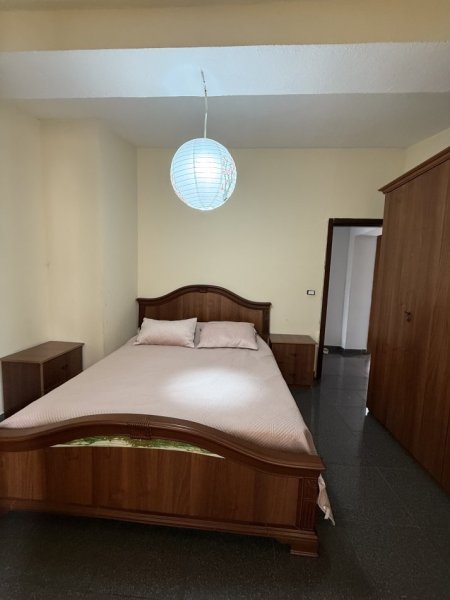 Tirane, jepet me qera apartament 2+1+Ballkon , 98 m² 450 € 